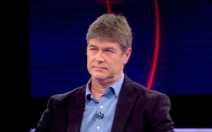 James Hamilton respalda a denunciante del jesuita Renato Poblete