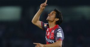 Fin al sueño de los albos: Matías Fernández renovó por un año en Necaxa