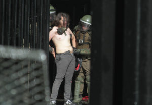 FOTOS + VIDEO | Apoderado del Instituto Nacional denuncia a Carabineros por llevar detenido a su hijo en ropa interior