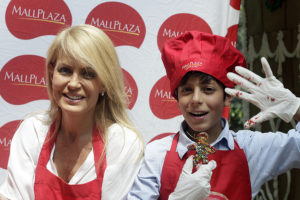 Hijo de Bolocco y Menem acusa a media hermana de no dejarlo ver a su padre