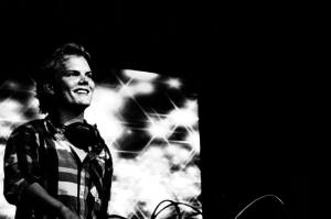 DJ Avicii se suicidó con una botella de vino rota