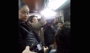 VIDEO | Ministro Monckeberg se subió al Metro por Día del Trabajador y recibió flor de discurso sobre desigualdad