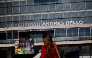 U. Andrés Bello confirma suspensión de decano acusado de acoso sexual mientras dura la investigación