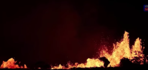 El impresionante registro de la lava llegando al océano en Hawaii