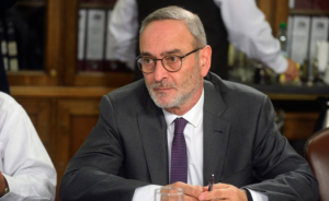 Funa inédita: diputado Saffirio desclasifica llamado de obispo de Temuco con 