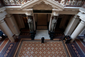 Siempre la Corte Suprema ordenando la casa