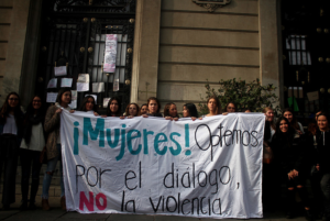Estudiantes de derecha de la UC se manifiestan en contra de la toma de Casa Central