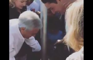 VIDEO | Delirante registro del Presidente Piñera enseñando cómo robarse la popular bicicleta anti-robo