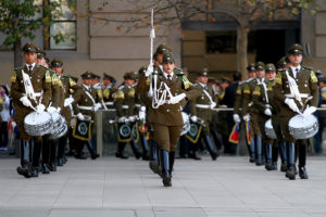 Por primera vez, una mujer asume como tambor mayor en Carabineros