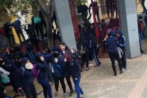 Alumnas del liceo Carmela Carvajal se toman el Instituto Nacional