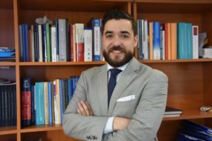 Cuestionado jefe jurídico del Mineduc suma polémica tras filtración de mensajes contra Piñera y diputada RN