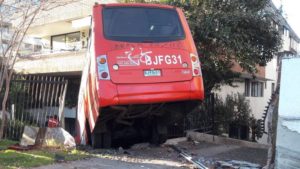 VIDEO + FOTOS | Bus del Transantiago quedó incrustado en edificio de Las Condes