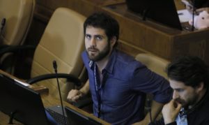 Frente Amplio confirma acusación contra Santelices: 