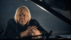 Rick Wakeman junto a músicos de La Orquesta Sinfónica