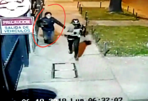 VIDEO | Cámaras captan huída de sospechosos de asesinar a mujer en República: iban riéndose