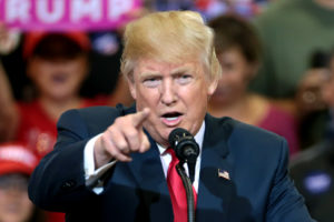 Ex colaboradora de campaña de Trump lo demanda por besarla sin su consentimiento