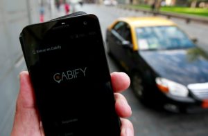 Cabify pide dar urgencia a proyecto de regulación de apps tras baleo de Carabineros a Uber