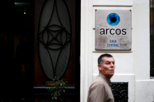 Carabineros desalojó toma feminista del Instituto Arcos: 69 detenidos