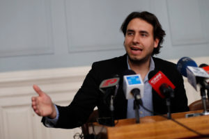 José Antonio Kast se enfrenta a Vlado Mirosevic por baleo de carabinero a Uber