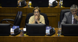 Jefa de gabinete de senadora UDI renuncia tras cuestionamientos por su condena en caso Corpesca