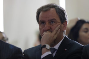 Oposición cuestiona a Varela por sugerir bingos para arreglar fallas en colegios