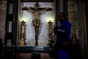 Arzobispado de Santiago suspende a sacerdote denunciado por presuntos abusos