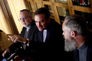 Sacerdotes víctimas de Karadima regresan a Santiago: 