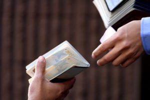 Más de 2 mil inmigrantes con antecedentes penales serán expulsados por el Gobierno