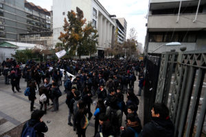 Municipalidad de Santiago sanciona a decenas de alumnos del Instituto Nacional que participan en movilizaciones