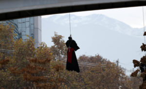 Juan Carlos Cruz y muñecos de curas colgados: 