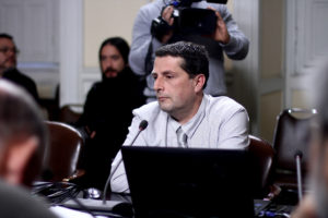 VIDEO | Risas, silencios incómodos y mucha vergüenza ajena: la bochornosa presentación de Alex Smith en la Cámara