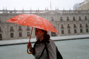 Karla Rubilar responde a críticos por suspensión de clases tras caída de nieve en Santiago