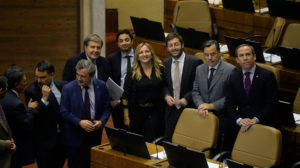 Los 46 diputados que votaron en contra de resolución para pedir urgencia a proyecto para bajar dieta parlamentaria