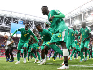 VIDEO | Hinchada de Senegal se ganó la admiración del mundo: celebró triunfo limpiando el estadio