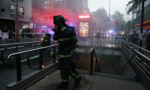 FOTOS | Metro interrumpe servicio en Línea 1 por emanación de humo en local de estación Tobalaba
