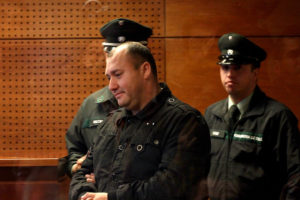 Justicia decreta prisión preventiva para gendarme a cargo de reos que torturaron a ecuatorianos