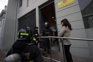 Incidentes en el Liceo de Aplicación termina con amago de incendio y un equipo de TVN con daños