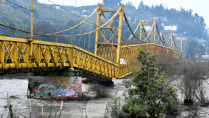 Sebastián Piñera informó que hay 14 puentes de más de 40 metros en riesgo