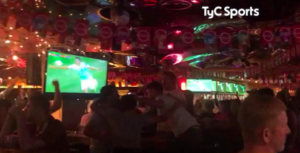 VIDEOS | Así de bajo: hinchas argentinos hicieron carnaval en calles y bares por triunfo de Nigeria