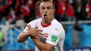 La política celebración de los goleadores suizos en la victoria ante Serbia