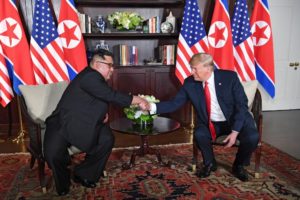Donald Trump y Kim Jong-un inician cita con histórico apretón de manos en Singapur