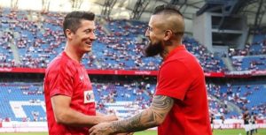 VIDEO | Como compadres: el amistoso encuentro de Vidal con Lewandowski