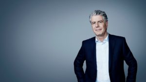 Muere Bourdain, el chef internacional que se sorprendió con el arrollado de huaso y los completos cuando visitó Chile