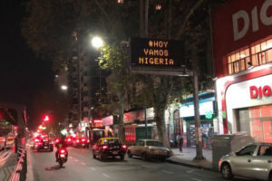 FOTOS + VIDEO | Señaléticas de las principales avenidas de Argentina amanecieron con mensaje: 