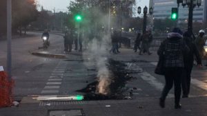 FOTOS | Barricadas irrumpen el tránsito en diversos puntos de Santiago a solo horas de la Cuenta Pública