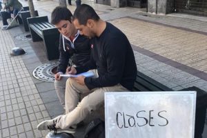 Profesor hace clases gratuitas en la calle para 