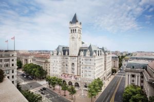 VIDEO | Transmiten por parlantes los audios de niños llorando afuera de emblemático hotel de Trump