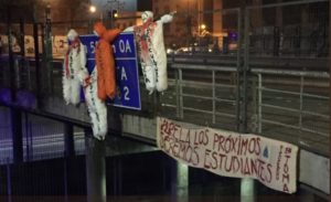 Alumnos de la U. Iberoamericana cuelgan muñecos 