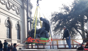 Después de 146 retiran escultura dañada por Fórmula E para su restauración