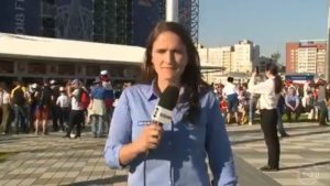 VIDEO | Aplausos: hincha jamás esperó reacción de reportera brasileña a la que intentó acosar durante despacho de Rusia 2018